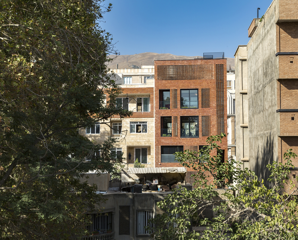 ساختمان آجری ازگل